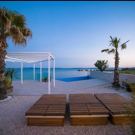 Mobile By The Sea With A Pool
