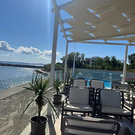 Mobile By The Sea With A Pool